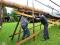 das Gestell für das Holzschneiden wird fixiert